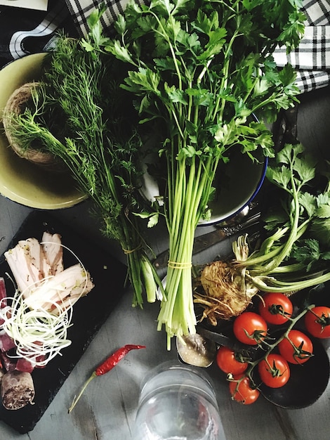 Składniki na stole: zioła, warzywa